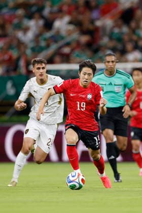 FIFA World Cup, WM, Weltmeisterschaft, Fussball 2026 - Group A - South Korea vs Czechia Lee Kang-in (R) of South Korea vies for the ball with Alexandr Sojka (L) of Czechia during the FIFA World Cup 2026 Group A match between South Korea and Czechia in Guadalajara, Mexico, 11 June 2026. GUADALAJARA Mexico  Copyright: xFRANCISCOxGUASCOx
