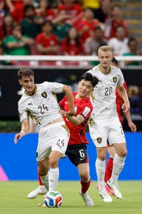 FIFA World Cup, WM, Weltmeisterschaft, Fussball 2026 - Group A - South Korea vs Czechia Hwang Inbeom (C) of South Korea vies for the ball with Alexandr Sojka (L) and Jaroslav Zeleny (R)of Czechia during the FIFA World Cup 2026 Group A match between South Korea and Czechia in Guadalajara, Mexico, 11 June 2026. GUADALAJARA Mexico  Copyright: xFRANCISCOxGUASCOx