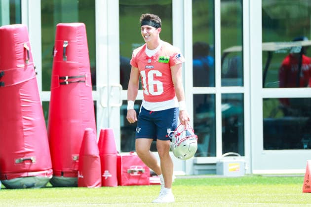FOXBOROUGH, MA- JUNE 11: Tommy DeVito 16 of the New England Patriots walks on to the field before New England Patriots Minicamp on June 11, 2026, at Gillette Stadium in Foxborough, Massachusetts. (Photo by Summer Lamont Icon Sportswire) NFL, American Football Herren, USA JUN 11 New England Patriots Minicamp EDITORIAL USE ONLY Icon260611006