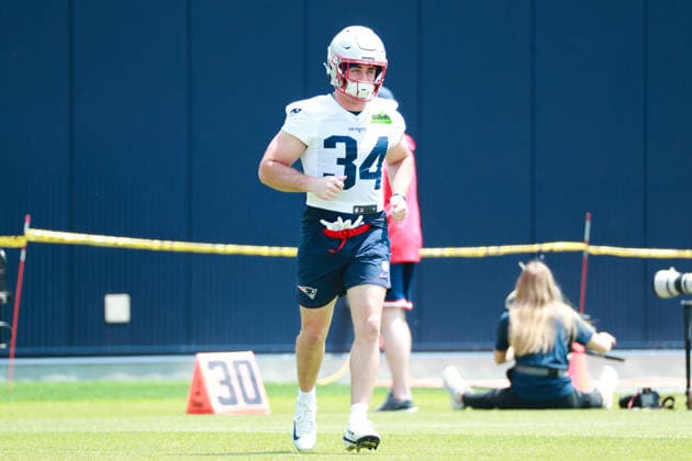 FOXBOROUGH, MA- JUNE 11: Lan Larison 34 of the New England Patriots walks on the field before New England Patriots Minicamp on June 11, 2026, at Gillette Stadium in Foxborough, Massachusetts. (Photo by Summer Lamont Icon Sportswire) NFL, American Football Herren, USA JUN 11 New England Patriots Minicamp EDITORIAL USE ONLY Icon260611007