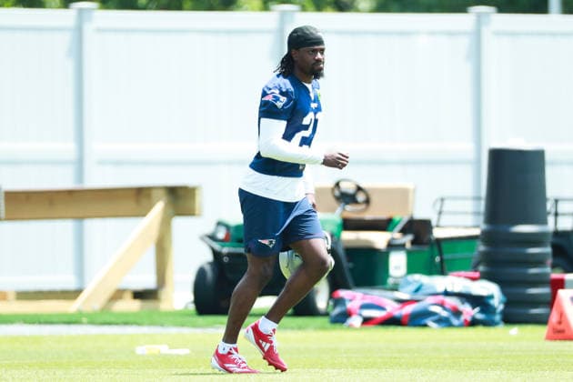 FOXBOROUGH, MA- JUNE 11: Marcellas Dial Jr. 27 of the New England Patriots walks on to the field before New England Patriots Minicamp on June 11, 2026, at Gillette Stadium in Foxborough, Massachusetts. (Photo by Summer Lamont Icon Sportswire) NFL, American Football Herren, USA JUN 11 New England Patriots Minicamp EDITORIAL USE ONLY Icon260611008
