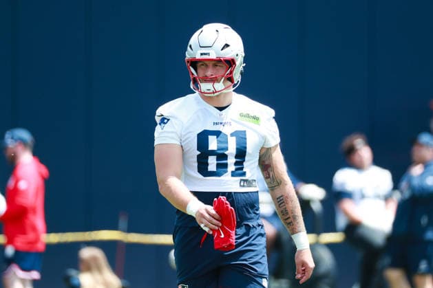 FOXBOROUGH, MA- JUNE 11: CJ Dippre 81 of the New England Patriots walks on to the field before New England Patriots Minicamp on June 11, 2026, at Gillette Stadium in Foxborough, Massachusetts. (Photo by Summer Lamont Icon Sportswire) NFL, American Football Herren, USA JUN 11 New England Patriots Minicamp EDITORIAL USE ONLY Icon260611009