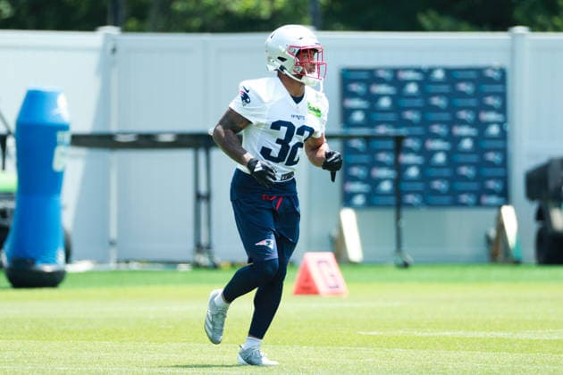 FOXBOROUGH, MA- JUNE 11: TreVeyon Henderson 32 of the New England Patriots walks on to the field before New England Patriots Minicamp on June 11, 2026, at Gillette Stadium in Foxborough, Massachusetts. (Photo by Summer Lamont Icon Sportswire) NFL, American Football Herren, USA JUN 11 New England Patriots Minicamp EDITORIAL USE ONLY Icon260611010