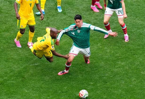 Mexico v South Africa - FIFA World Cup, WM, Weltmeisterschaft, Fussball 2026 - Group A MEXICO CITY, MEXICO - JUNE 11: Evidence Makgopa of South Africa and Edson Alvarez of Mexico compete for the ball during the World Cup First Stage Group A match between Mexico and South Africa at Estadio Azteca (Mexico Stadium) in Mexico City, Mexico on June 11, 2026. Jose Hernandez Anadolu Mexico City Mexico. Editorial use only. Please get in touch for any other usage.  Copyright: x2026xAnadoluxJosexHernandezx