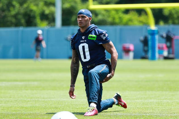 FOXBOROUGH, MA- JUNE 11: Christian Gonzalez 0 of the New England Patriots stretches during New England Patriots Minicamp on June 11, 2026, at Gillette Stadium in Foxborough, Massachusetts. (Photo by Summer Lamont Icon Sportswire) NFL, American Football Herren, USA JUN 11 New England Patriots Minicamp EDITORIAL USE ONLY Icon260611021