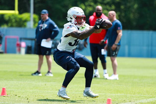 FOXBOROUGH, MA- JUNE 11: TreVeyon Henderson 32 of the New England Patriots catches the ball in a drill during New England Patriots Minicamp on June 11, 2026, at Gillette Stadium in Foxborough, Massachusetts. (Photo by Summer Lamont Icon Sportswire) NFL, American Football Herren, USA JUN 11 New England Patriots Minicamp EDITORIAL USE ONLY Icon260611025