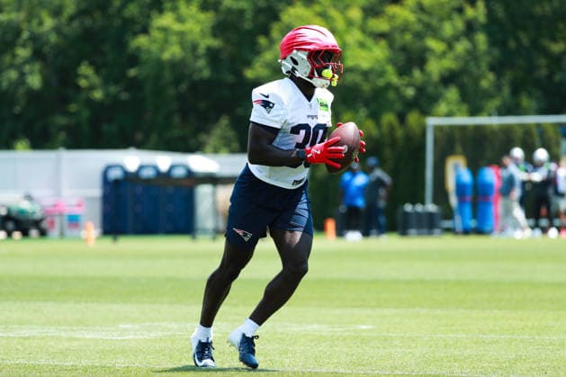 FOXBOROUGH, MA- JUNE 11: Rhamondre Stevenson 38 of the New England Patriots with the ball in a drill during New England Patriots Minicamp on June 11, 2026, at Gillette Stadium in Foxborough, Massachusetts. (Photo by Summer Lamont Icon Sportswire) NFL, American Football Herren, USA JUN 11 New England Patriots Minicamp EDITORIAL USE ONLY Icon260611028