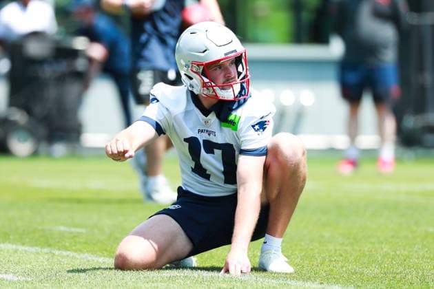 FOXBOROUGH, MA- JUNE 11: Bryce Baringer 17 of the New England Patriots ready for the snap during New England Patriots Minicamp on June 11, 2026, at Gillette Stadium in Foxborough, Massachusetts. (Photo by Summer Lamont Icon Sportswire) NFL, American Football Herren, USA JUN 11 New England Patriots Minicamp EDITORIAL USE ONLY Icon260611029