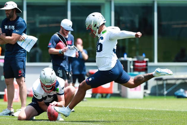 FOXBOROUGH, MA- JUNE 11: Andy Borregales 36 of the New England Patriots kicks the ball during New England Patriots Minicamp on June 11, 2026, at Gillette Stadium in Foxborough, Massachusetts. (Photo by Summer Lamont Icon Sportswire) NFL, American Football Herren, USA JUN 11 New England Patriots Minicamp EDITORIAL USE ONLY Icon260611030