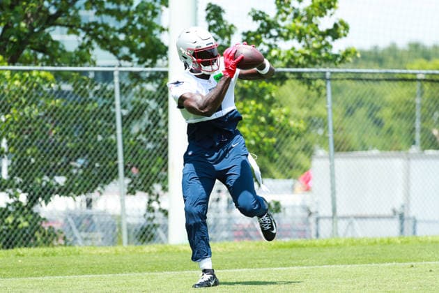 FOXBOROUGH, MA- JUNE 11: A.J. Brown 1 of the New England Patriots catches the ball during New England Patriots Minicamp on June 11, 2026, at Gillette Stadium in Foxborough, Massachusetts. (Photo by Summer Lamont Icon Sportswire) NFL, American Football Herren, USA JUN 11 New England Patriots Minicamp EDITORIAL USE ONLY Icon260611037
