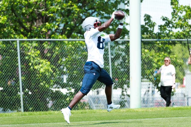 FOXBOROUGH, MA- JUNE 11: Romeo Doubs 87 of the New England Patriots jumps and catches the ball during New England Patriots Minicamp on June 11, 2026, at Gillette Stadium in Foxborough, Massachusetts. (Photo by Summer Lamont Icon Sportswire) NFL, American Football Herren, USA JUN 11 New England Patriots Minicamp EDITORIAL USE ONLY Icon260611041