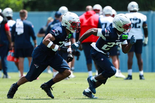 FOXBOROUGH, MA- JUNE 11: Mike Brown 33 of the New England Patriots and Marcellas Dial Jr. 27 of the New England Patriots battle within a drill during New England Patriots Minicamp on June 11, 2026, at Gillette Stadium in Foxborough, Massachusetts. (Photo by Summer Lamont Icon Sportswire) NFL, American Football Herren, USA JUN 11 New England Patriots Minicamp EDITORIAL USE ONLY Icon260611031