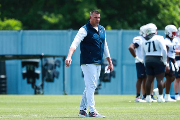 FOXBOROUGH, MA- JUNE 11: Mike Vrabel of the New England Patriots 2025-2026 on the field during New England Patriots Minicamp on June 11, 2026, at Gillette Stadium in Foxborough, Massachusetts. (Photo by Summer Lamont Icon Sportswire) NFL, American Football Herren, USA JUN 11 New England Patriots Minicamp EDITORIAL USE ONLY Icon260611033
