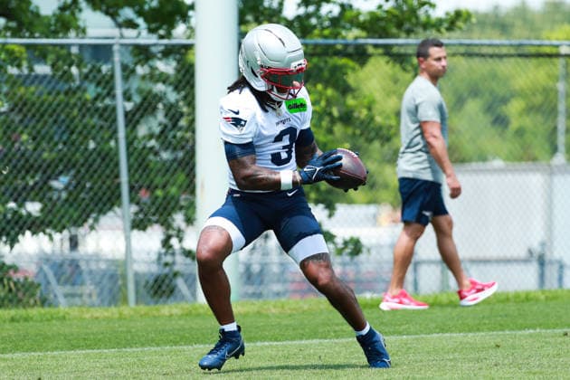 FOXBOROUGH, MA- JUNE 11: DeMario Douglas 3 of the New England Patriots catches the ball during New England Patriots Minicamp on June 11, 2026, at Gillette Stadium in Foxborough, Massachusetts. (Photo by Summer Lamont Icon Sportswire) NFL, American Football Herren, USA JUN 11 New England Patriots Minicamp EDITORIAL USE ONLY Icon260611045