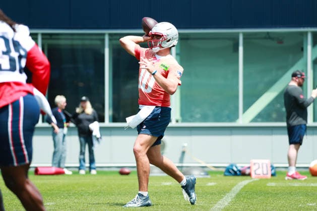 FOXBOROUGH, MA- JUNE 11: Drake Maye 10 of the New England Patriots throws the ball during New England Patriots Minicamp on June 11, 2026, at Gillette Stadium in Foxborough, Massachusetts. (Photo by Summer Lamont Icon Sportswire) NFL, American Football Herren, USA JUN 11 New England Patriots Minicamp EDITORIAL USE ONLY Icon260611047