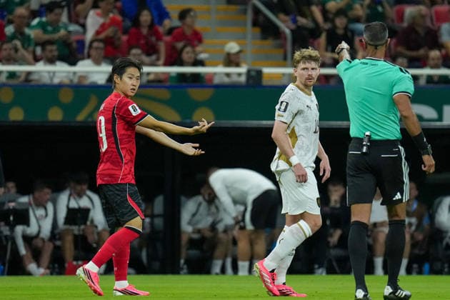 South Korea v Czechia - FIFA World Cup, WM, Weltmeisterschaft, Fussball 2026 - Group A ZAPOPAN, MEXICO - JUNE 11: Lee Kang-in (L) of South Korea argues with the referee during the 2026 FIFA World Cup First Stage Group A match between South Korea and Czechia at Estadio Akron (Guadalajara Stadium) in Zapopan, Guadalajara, Mexico on June 11, 2026. Luciano Gonzalez Anadolu Zapopan Mexico. Editorial use only. Please get in touch for any other usage.  Copyright: x2026xAnadoluxLucianoxGonzalezx