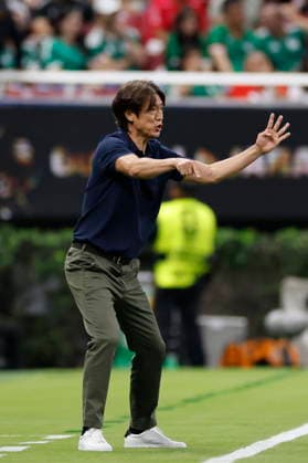 FIFA World Cup, WM, Weltmeisterschaft, Fussball 2026 - Group A - South Korea vs Czechia South Korea s head coach Hong Myung-Bo gives instructions during the FIFA World Cup 2026 Group A match between South Korea and Czechia in Guadalajara, Mexico, 11 June 2026. GUADALAJARA Mexico  Copyright: xALEXxCRUZx
