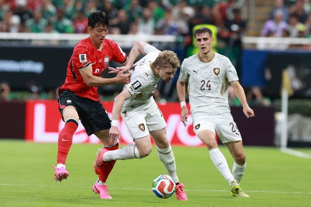 FIFA World Cup, WM, Weltmeisterschaft, Fussball 2026 - Group A - South Korea vs Czechia Lee Han-beom (L) of South Korea vies for the ball with Pavel Sulc (C) of Czechia during the FIFA World Cup 2026 Group A match between South Korea and Czechia in Guadalajara, Mexico, 11 June 2026. GUADALAJARA Mexico  Copyright: xALEXxCRUZx