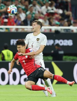 FIFA World Cup, WM, Weltmeisterschaft, Fussball 2026 - Group A - South Korea vs Czechia South Korea s Son Heung-min (L) falls after a challenge by Czechia s Robin Hranac (R) during the first half of a World Cup Group A football match between South Korea and Czechia at Estadio Guadalajara in Zapopan, Mexico, 11 June 2026. Zapopan Mexico  Copyright: xYONHAPx