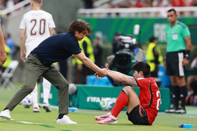 FIFA World Cup, WM, Weltmeisterschaft, Fussball 2026 - Group A - South Korea vs Czechia South Korea s head coach Hong Myung-Bo (L), lifts Seol Young-woo (R) during the FIFA World Cup 2026 Group A match between South Korea and Czechia in Guadalajara, Mexico, 11 June 2026. GUADALAJARA Mexico  Copyright: xALEXxCRUZx
