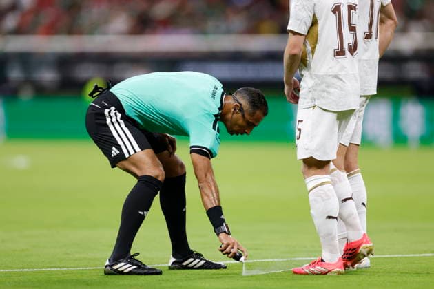 FIFA World Cup, WM, Weltmeisterschaft, Fussball 2026 - Group A - South Korea vs Czechia Egyptian referee Amin Mohamed Omar marks a line after a foul during the FIFA World Cup 2026 Group A match between South Korea and Czechia in Guadalajara, Mexico, 11 June 2026. GUADALAJARA Mexico  Copyright: xFRANCISCOxGUASCOx