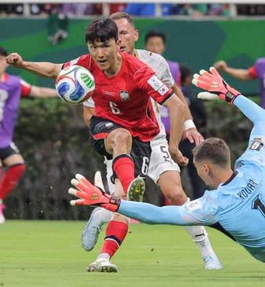 FIFA World Cup, WM, Weltmeisterschaft, Fussball 2026 - Group A - South Korea vs Czechia South Korea s Hwang In-beom (R) scores an equalizer during the second half of a World Cup Group A football match between South Korea and Czechia at Estadio Guadalajara in Zapopan, Mexico, 11 June 2026. Zapopan Mexico  Copyright: xYONHAPx