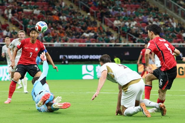 FIFA World Cup, WM, Weltmeisterschaft, Fussball 2026 - Group A - South Korea vs Czechia South Korea s Hwang In-beom (R) scores an equalizer during the second half of a World Cup Group A football match between South Korea and Czechia at Estadio Guadalajara in Zapopan, Mexico, 11 June 2026. Zapopan Mexico  Copyright: xYONHAPx
