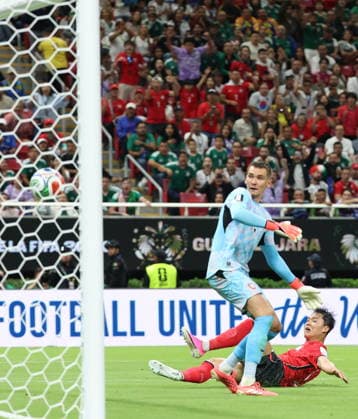 FIFA World Cup, WM, Weltmeisterschaft, Fussball 2026 - Group A - South Korea vs Czechia South Korea s Oh Hyeon-gyu (R) stares at the ball as he scores the team s second goal during the second half of a World Cup Group A football match between South Korea and Czechia at Estadio Guadalajara in Zapopan, Mexico, 11 June 2026. Zapopan Mexico  Copyright: xYONHAPx