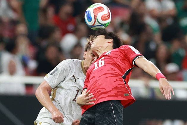 FIFA World Cup, WM, Weltmeisterschaft, Fussball 2026 - Group A - South Korea vs Czechia Jin-seob Park (R) of South Korea battles for the ball with Mojmir Chytil (L) of Czechia during the FIFA World Cup 2026 Group A match between South Korea and Czechia in Guadalajara, Mexico, 11 June 2026. GUADALAJARA Mexico  Copyright: xALEXxCRUZx