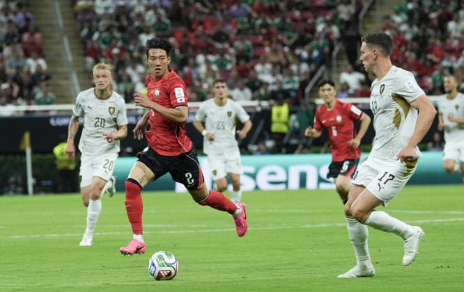 South Korea v Czechia - FIFA World Cup, WM, Weltmeisterschaft, Fussball 2026 - Group A ZAPOPAN, MEXICO - JUNE 11: Lukas Provod of Czechia in action against Lee Han-beom of South Koreaduring the 2026 FIFA World Cup First Stage Group A match between South Korea and Czechia at Estadio Akron (Guadalajara Stadium) in Zapopan, Guadalajara, Mexico on June 11, 2026. Luciano Gonzalez Anadolu Zapopan Mexico. Editorial use only. Please get in touch for any other usage.  Copyright: x2026xAnadoluxLucianoxGonzalezx