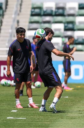 260612 -- LOS ANGELES, June 12, 2026 -- Christian Pulisic R of the United States attends a training session ahead of the group stage match against Paraguay at the FIFA World Cup, WM, Weltmeisterschaft, Fussball 2026 in Los Angeles, the United States, on June 11, 2026. SPU.S.-LOS ANGELES-FOOTBALL-FIFA WORLD CUP-TEAM USA-TRAINING MaoxSiqian  (SP)U.S.-LOS ANGELES-FOOTBALL-FIFA WORLD CUP-TEAM USA-TRAINING IMAGO MaoxSiqian  imago images 0858941369
