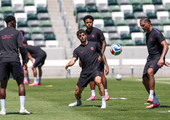 260612 -- LOS ANGELES, June 12, 2026 -- Christian Pulisic C, front of the United States attends a training session ahead of the group stage match against Paraguay at the FIFA World Cup, WM, Weltmeisterschaft, Fussball 2026 in Los Angeles, the United States, on June 11, 2026. SPU.S.-LOS ANGELES-FOOTBALL-FIFA WORLD CUP-TEAM USA-TRAINING MaoxSiqian  (SP)U.S.-LOS ANGELES-FOOTBALL-FIFA WORLD CUP-TEAM USA-TRAINING IMAGO MaoxSiqian  imago images 0858941371