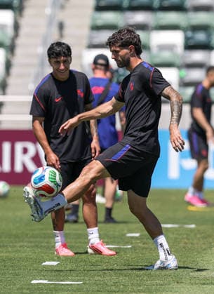 260612 -- LOS ANGELES, June 12, 2026 -- Christian Pulisic front of the United States attends a training session ahead of the group stage match against Paraguay at the FIFA World Cup, WM, Weltmeisterschaft, Fussball 2026 in Los Angeles, the United States, on June 11, 2026. SPU.S.-LOS ANGELES-FOOTBALL-FIFA WORLD CUP-TEAM USA-TRAINING MaoxSiqian  (SP)U.S.-LOS ANGELES-FOOTBALL-FIFA WORLD CUP-TEAM USA-TRAINING IMAGO MaoxSiqian  imago images 0858941372