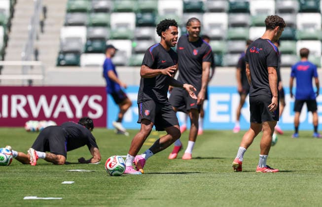 (260612) -- LOS ANGELES, June 12, 2026 -- Weston McKennie (front C) of Team USA attends a training session ahead of the group stage match against Paraguay at the FIFA World Cup, WM, Weltmeisterschaft, Fussball 2026 in Los Angeles, the United States, on June 11, 2026. ) (SP)U.S.-LOS ANGELES-FOOTBALL-FIFA WORLD CUP-TEAM USA-TRAINING MaoxSiqian 