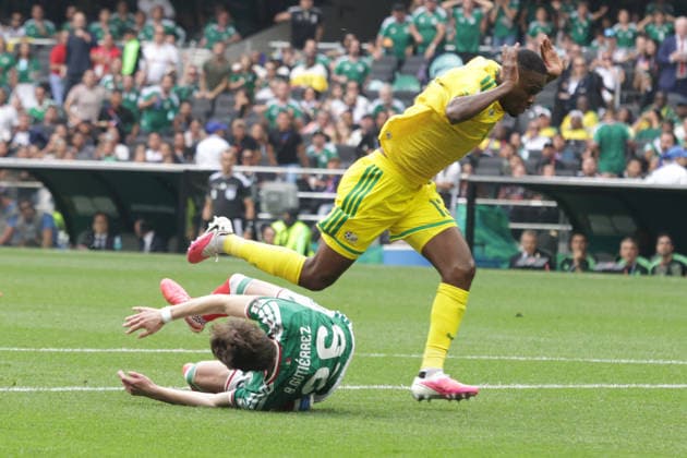 Mexico V South Africa - 2026 FIFA World Cup, WM, Weltmeisterschaft, Fussball 1st Round Brian GutiÃ rrez 26 of Mexican national football team receives afoul by Sphephelo Sithole 13 of South Africa national football team during the Group A first-round match at the 2026 FIFA World Cup at Estadio Azteca on June 11, 2026, in Mexico City, Mexico. (Photo by Ismael Rosas Eyepix Group) Copyright: xIsmaelxRosas xEyepixxGroupx IR_11062026_186912