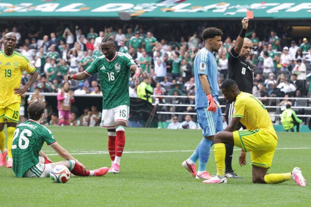 Mexico V South Africa - 2026 FIFA World Cup, WM, Weltmeisterschaft, Fussball 1st Round Sphephelo Sithole 13 of South Africa national football team receives a red card by the referee during the Group A first-round match at the 2026 FIFA World Cup at Estadio Azteca on June 11, 2026, in Mexico City, Mexico. (Photo by Ismael Rosas Eyepix Group) Copyright: xIsmaelxRosas xEyepixxGroupx IR_11062026_186913