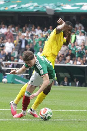 Fußball, FIFA WM 2026, Mexiko - Südafrika #5 June 11, 2026, Mexico City, Ciudad de Mexico, Mexico: Brian Gutio rrez 26 of Mexican national football team receives afoul by Sphephelo Sithole 13 of South Africa national football team during the Group A first-round match at the 2026 FIFA World Cup, WM, Weltmeisterschaft, Fussball at Estadio Azteca on June 11, 2026, in Mexico City, Mexico. Mexico City Mexico - ZUMAe321 20260611_zsa_e321_243 Copyright: xIsmaelxRosasx