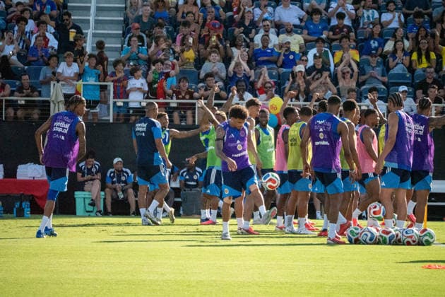 Fußball, FIFA WM 2026, Nationalteam Curacao, Training June 11, 2026, Boca Raton, Fl, USA: CuraoÂßao players gather in a brief huddle during training in Boca Raton ahead of their first FIFA World Cup, WM, Weltmeisterschaft, Fussball appearance. Boca Raton USA - ZUMAc343 0858954917st Copyright: xChrisxBeckettx