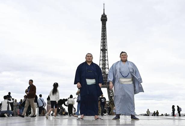 Sumo: Paris tournament Sumo grand champions Onosato (R) and Hoshoryu pose for a photo in front of Paris landmark Eiffel Tower on June 11, 2026, ahead of a June 13-14 sumo tournament in the French capital.  A14AA0005618467P