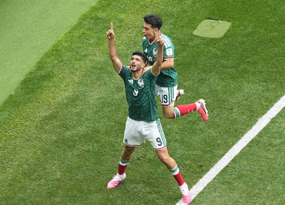 Fußball, FIFA WM 2026, Mexiko - Südafrika #5 Football: 2026 World Cup Mexico s Raul Jimenez (L) reacts after scoring the team s second goal with a header in the second half of the World Cup opener against South Africa at Mexico City Stadium in the Mexican capital on June 11, 2026.  A14AA0005618476P