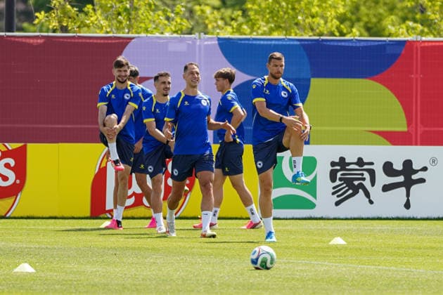 Bosnia and Herzegovina Training Day - 2026 FIFA World Cup, WM, Weltmeisterschaft, Fussball Bosnia and Herzegovina national football team warms-up during the training day ahead the 2026 FIFA World Cup Group B match against Canada at Centennial Park. on June 11, 2026 in Toronto, Canada. Toronto Ontario Canada Copyright: xLeonardoxRamirezx