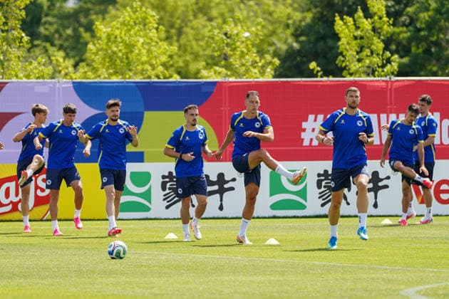 Bosnia and Herzegovina Training Day - 2026 FIFA World Cup, WM, Weltmeisterschaft, Fussball Bosnia and Herzegovina national football team warms-up during the training day ahead the 2026 FIFA World Cup Group B match against Canada at Centennial Park. on June 11, 2026 in Toronto, Canada. Toronto Ontario Canada Copyright: xLeonardoxRamirezx