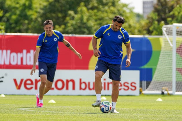 Bosnia and Herzegovina Training Day - 2026 FIFA World Cup, WM, Weltmeisterschaft, Fussball Sead KOLASINAC 05 of Bosnia and Herzegovina national football team warms-up during the training day ahead the 2026 FIFA World Cup Group B match against Canada at Centennial Park. on June 11, 2026 in Toronto, Canada. Toronto Ontario Canada Copyright: xLeonardoxRamirezx