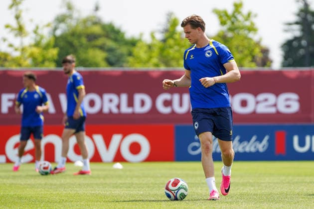 Bosnia and Herzegovina Training Day - 2026 FIFA World Cup, WM, Weltmeisterschaft, Fussball Dzenis BURNIC 17 of Bosnia and Herzegovina national football team warms-up during the training day ahead the 2026 FIFA World Cup Group B match against Canada at Centennial Park. on June 11, 2026 in Toronto, Canada. Toronto Ontario Canada Copyright: xLeonardoxRamirezx