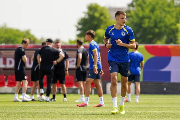 Bosnia and Herzegovina Training Day - 2026 FIFA World Cup, WM, Weltmeisterschaft, Fussball Samed BAZDAR 09 of Bosnia and Herzegovina national football team warms-up during the training day ahead the 2026 FIFA World Cup Group B match against Canada at Centennial Park. on June 11, 2026 in Toronto, Canada. Toronto Ontario Canada Copyright: xLeonardoxRamirezx
