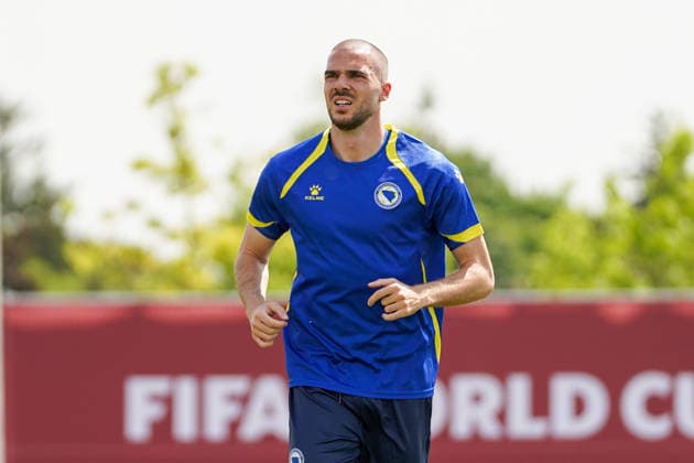 Bosnia and Herzegovina Training Day - 2026 FIFA World Cup, WM, Weltmeisterschaft, Fussball Nihad MUJAKIC 02 of Bosnia and Herzegovina national football team warms-up during the training day ahead the 2026 FIFA World Cup Group B match against Canada at Centennial Park. on June 11, 2026 in Toronto, Canada. Toronto Ontario Canada Copyright: xLeonardoxRamirezx