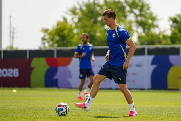 Bosnia and Herzegovina Training Day - 2026 FIFA World Cup, WM, Weltmeisterschaft, Fussball Dzenis BURNIC 17 of Bosnia and Herzegovina national football team warms-up during the training day ahead the 2026 FIFA World Cup Group B match against Canada at Centennial Park. on June 11, 2026 in Toronto, Canada. Toronto Ontario Canada Copyright: xLeonardoxRamirezx