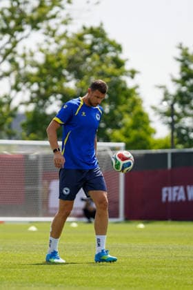 Bosnia and Herzegovina Training Day - 2026 FIFA World Cup, WM, Weltmeisterschaft, Fussball Edin DZEKO 11 of Bosnia and Herzegovina national football team warms-up during the training day ahead the 2026 FIFA World Cup Group B match against Canada at Centennial Park. on June 11, 2026 in Toronto, Canada. Toronto Ontario Canada Copyright: xLeonardoxRamirezx