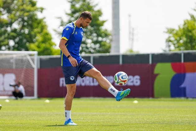 Bosnia and Herzegovina Training Day - 2026 FIFA World Cup, WM, Weltmeisterschaft, Fussball Edin DZEKO 11 of Bosnia and Herzegovina national football team warms-up during the training day ahead the 2026 FIFA World Cup Group B match against Canada at Centennial Park. on June 11, 2026 in Toronto, Canada. Toronto Ontario Canada Copyright: xLeonardoxRamirezx