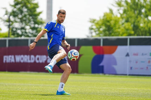 Bosnia and Herzegovina Training Day - 2026 FIFA World Cup, WM, Weltmeisterschaft, Fussball Edin DZEKO 11 of Bosnia and Herzegovina national football team warms-up during the training day ahead the 2026 FIFA World Cup Group B match against Canada at Centennial Park. on June 11, 2026 in Toronto, Canada. Toronto Ontario Canada Copyright: xLeonardoxRamirezx